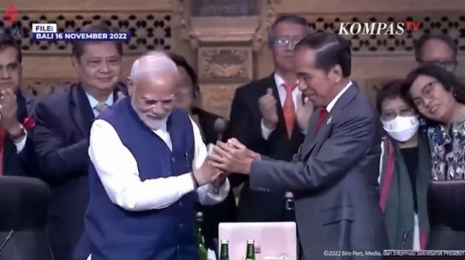 Momen hangat Sri Mulyani langsung rangkul Retno Marsudi usai Presiden Joko Widodo tutup KTT G20 Bali dan menyerahkan palu presidensi ke Perdana Menteri India Narendra Modi. (YouTube/KOMPASTV)