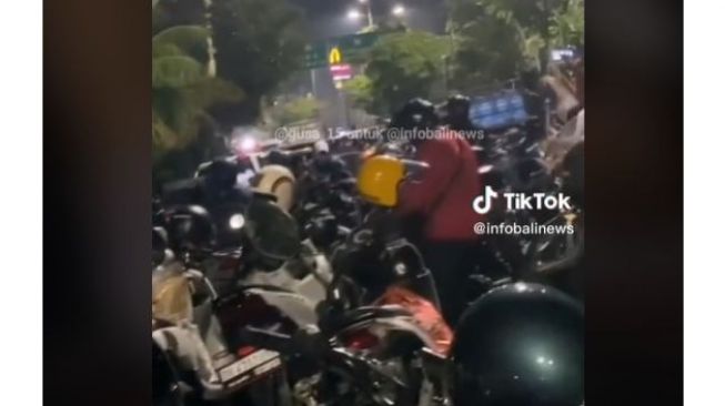 Salut! Cara Warga Bali Nikmati Kemacetan saat Pemimpin KTT G20 Dijamu Dinner