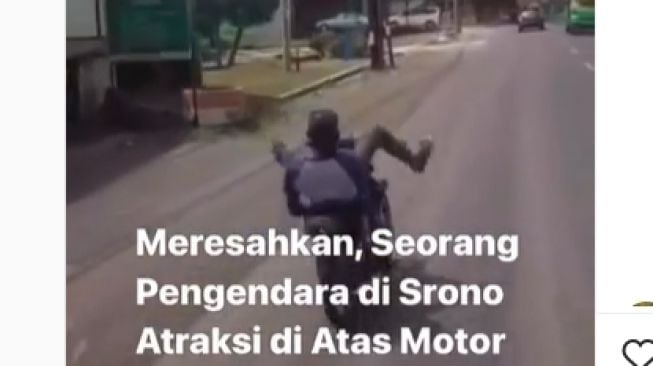 Meresahkan! Pria Wonosobo Banyuwangi Ini Atraksi di Atas Motor Sambil Melaju Kencang