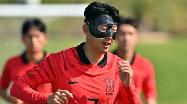 Kapten Timnas Korea Selatan Son Heung-min mengikuti latihan persiapan Piala Dunia 2022 di Doha, Qatar, Rabu (16/11/2022). [AFP]