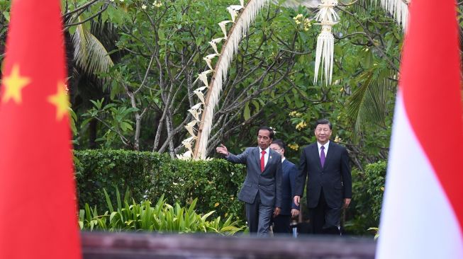 Presiden Joko WIdodo (kanan) berjabat tangan dengan Presiden China Xi Jinping (kiri) saat pertemuan bilateraL usai digelarnya KTT G20 Indonesia 2022 di Nusa Dua, Bali, Rabu (16/11/2022). [ANTARA FOTO/Media Center G20 Indonesia/Akbar Nugroho Gumay/nym].