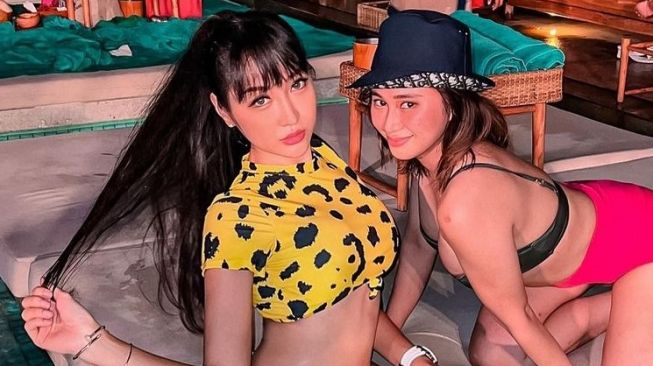 Lucinta Luna tampil seksi saat pesta di Bali bareng Denise Chariesta. [Instagram]