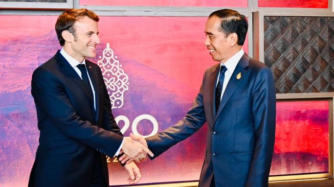 Presiden Prancis Emmanuel Macron Pulang Jalan Kaki Usai Gala Dinner G20