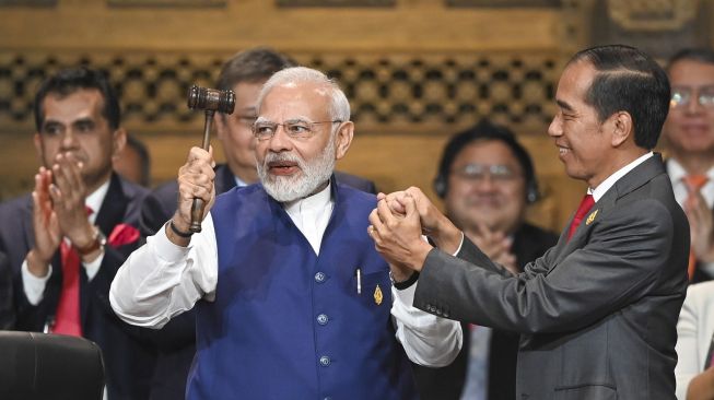 Presiden Joko Widodo (kanan) berjabat tangan dengan Perdana Menteri India Narendra Damodardas Modi (kiri) seusai serah terima palu kepemimpinan G20 pada penutupan KTT G20 Indonesia 2022 di Nusa Dua, Bali, Rabu (16/11/2022). [ANTARA FOTO/Media Center G20 Indonesia/M Risyal Hidayat/nym].