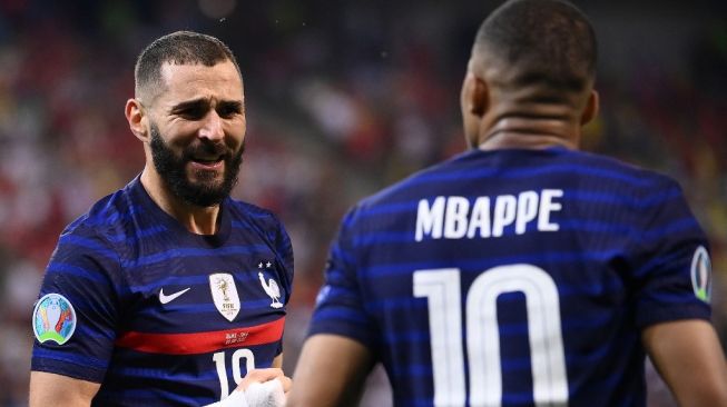 Duo penyerang Timnas Prancis, Karim Benzema (kiri) dan Kylian Mbappe. [FRANCK FIFE / POOL / AFP]