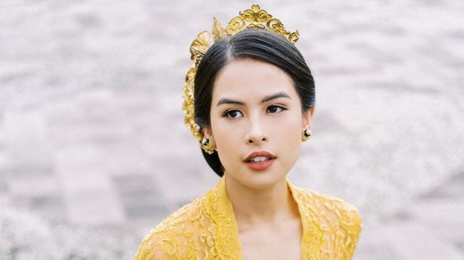 Potret Maudy Ayunda berkebaya kuning di KTT G20 Bali. (Instagram/@maudyayunda)