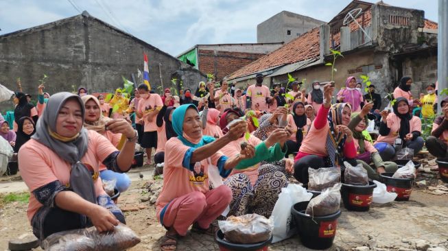 Jaga Ketahanan Pangan dan Penghijauan, Mak Ganjar Bagikan Ratusan Pohon Cabai di Cilincing