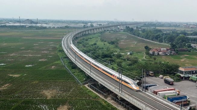 Rangkaian Electric Multiple Unit (EMU) menjalani uji operasional Kereta Cepat Jakarta-Bandung di Tegalluar, Kabupaten Bandung, Jawa Barat, Rabu (16/11/2022). [ANTARA FOTO/Raisan Al Farisi/tom].