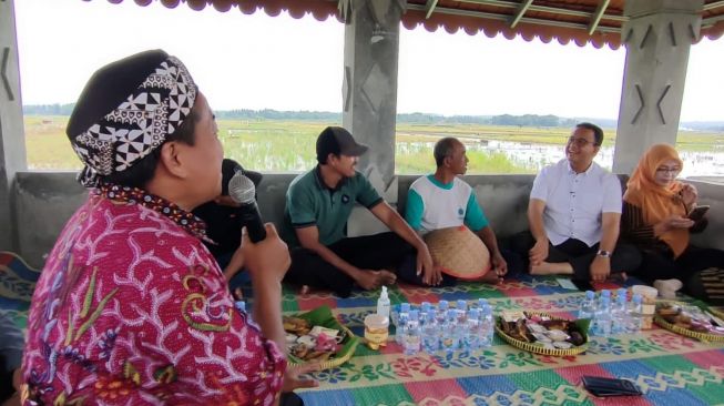 Anies Baswedan Pamer Ngobrol Asyik dengan Petani Yogyakarta, Warganet Curigai Dua Barang Ini