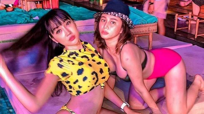 Lucinta Luna Denise Chariesta tampil seksi saat pesta di Bali. [Instagram]