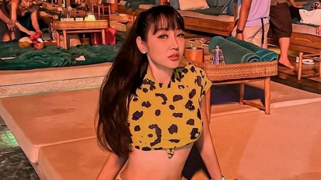 Lucinta Luna tampil seksi saat pesta di Bali bareng Denise Chariesta. [Instagram]