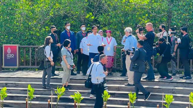 Presiden Joko Widodo atau Jokowi mengajak jurnalis asing untuk mengitari Taman Hutan Raya (Tahura) Ngurah Rai, Bali, Rabu (16/11/2022). (Laily Rachev - Biro Pers Sekretariat Presiden)