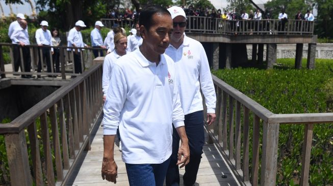 Presiden Joko Widodo (depan) bersama para kepala negara G20 dan organisasi internasional meninjau hutan mangrove yaitu rangkaian kegiatan KTT G20 di Tahura Ngurah Rai, Denpasar, Bali, Rabu (16/11/2022). [ANTARA FOTO/Media Center G20 Indonesia/Akbar Nugroho Gumay/nym].