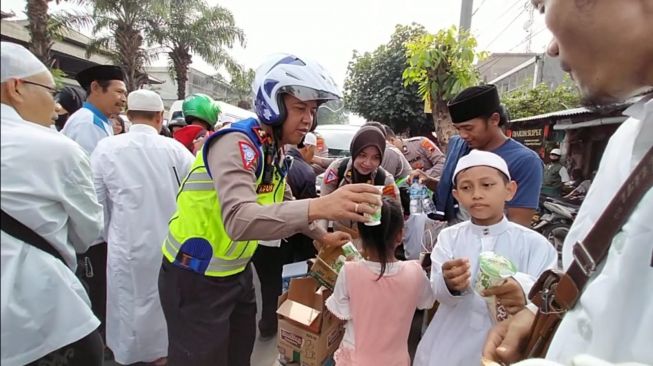 Satlantas Polresta Solo Bagikan Ribuan Roti untuk Jemaah Haul Habib Ali di Pasarkliwon