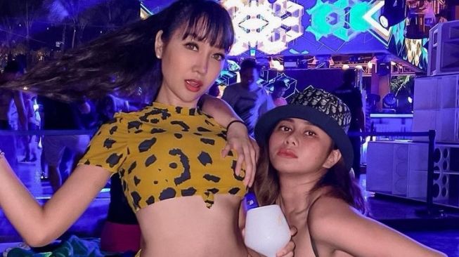 Lucinta Luna Denise Chariesta tampil seksi saat pesta di Bali. [Instagram]