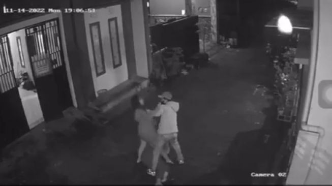 Viral Video Rekaman CCTV Pemuda Aniaya Dua Perempuan di Depan Kos di Malang