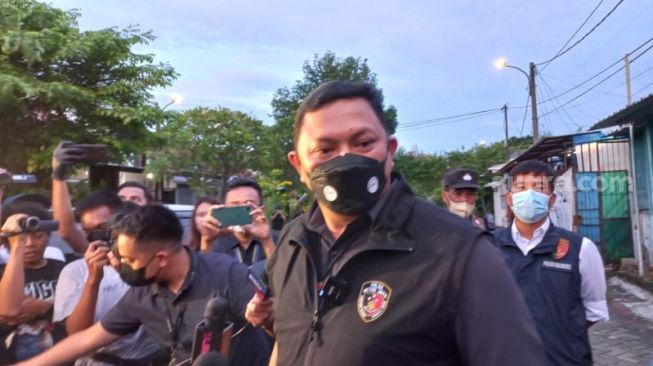 Dirreskrimum Polda Metro Jaya Kombes Hengki Haryadi memberikan keterangan kepada awak media usai olah TKP di rumah satu keluarga tewas di Kalideres, Jakarta Barat, Rabu (16/11/2022). [Suara.com/Yaumal Asri Adi Hutasuhut]
