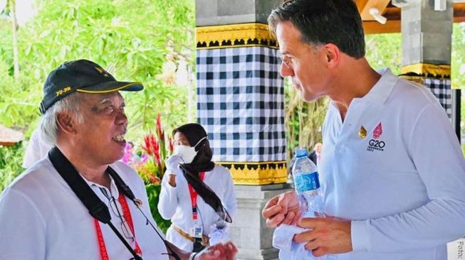 Menteri PUPR Basuki Hadimuljono membawa kamera saat berbincang dengan sejumlah pemimpin negara KTT G20 di  Taman Hutan Rakyat (Tahura) Ngurah Rai. [Ist/ IG: kemenpupr]