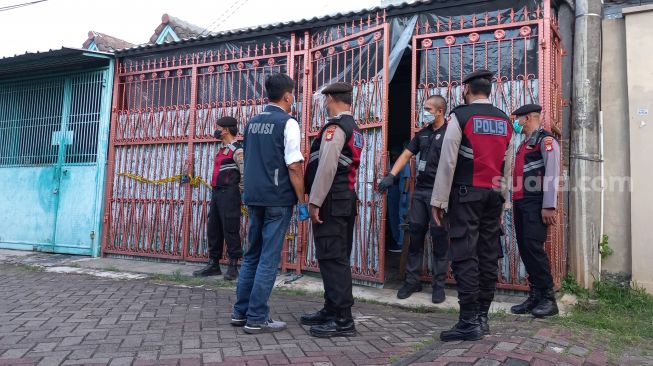 Tim gabungan dari Polda Metro Jaya melakukan olah TKP kasus penemuan satu keluarga yang meninggal dunia di Komplek perumahan Citra Garden 1 Extencion Kalideres Jakarta Barat, Rabu (16/11/2022) ini. [Suara.com/Yaumal] 