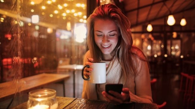 3 Cara Membangun Percakapan Berkesan di Aplikasi Online Dating