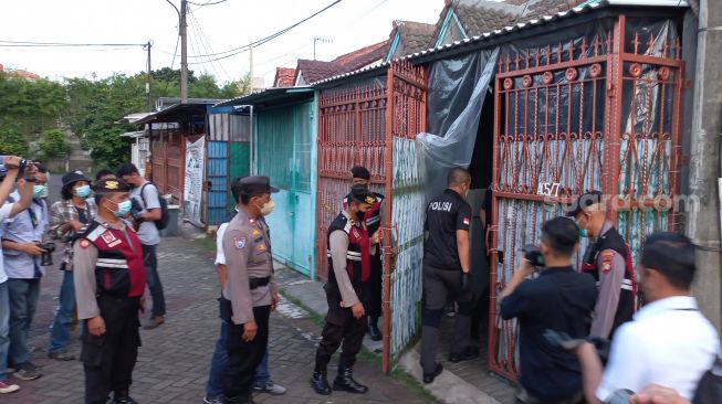 Tim gabungan dari Polda Metro Jaya melakukan olah TKP kasus penemuan satu keluarga yang meninggal dunia di Komplek perumahan Citra Garden 1 Extencion Kalideres Jakarta Barat, Rabu (16/11/2022) ini. [Suara.com/Yaumal] 