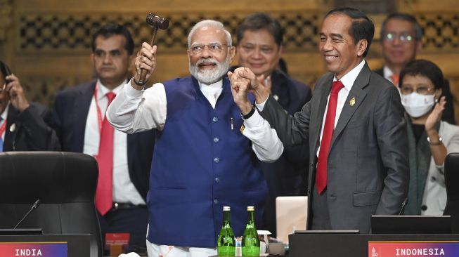 residen Joko Widodo (kanan) menyerahkan palu kepemimpinan G20 kepada Perdana Menteri India Narendra Damodardas Modi (kiri) pada penutupan KTT G20 Indonesia 2022 di Nusa Dua, Bali, Rabu (16/11/2022). [ANTARA FOTO/Media Center G20 Indonesia/M Risyal Hidayat/nym].