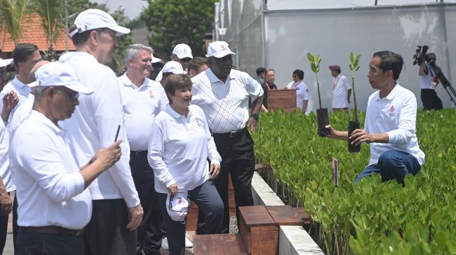 Presiden Joko Widodo (kanan) dan sejumlah pemimpin negara G20 dan organisasi internasional mengunjungi tempat persemaian dan pembibitan pohon mangrove di Taman Hutan Raya (Tahura) Ngurah Rai pada hari kedua KTT G20 Indonesia 2022 di Nusa Dua, Bali, Rabu (16/11/2022). [ANTARA FOTO/MEDIA CENTER G20 INDONESIA/Prasetyo Utomo/wsj].