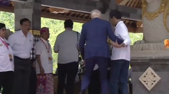 Presiden Amerika Serikat Joe Biden tersandung atau kepleset saat naik tangga di Taman Hutan Raya dalam salah satu acara G20 di Bali (16/11/2022), (tangkapan layar Twitter)
