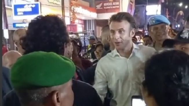 Sapa Warga Bali, Presiden Prancis Emmanuel Macron Tiba-tiba Turun dari Mobil dan Berjalan Sejauh 2 Km