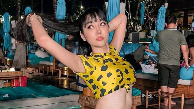 Lucinta Luna tampil seksi saat pesta di Bali bareng Denise Chariesta. [Instagram]