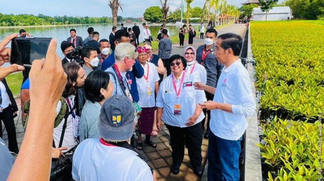 Menteri PUPR Basuki Hadimuljono (topi terbalik) mendengarkan arahan Presiden Jokowi di Taman Hutan Rakyat (Tahura) Ngurah Rai saat kegiatan KTT G20 Bali, Rabu (16/11/2022). [Ist/ IG: kemenpupr]