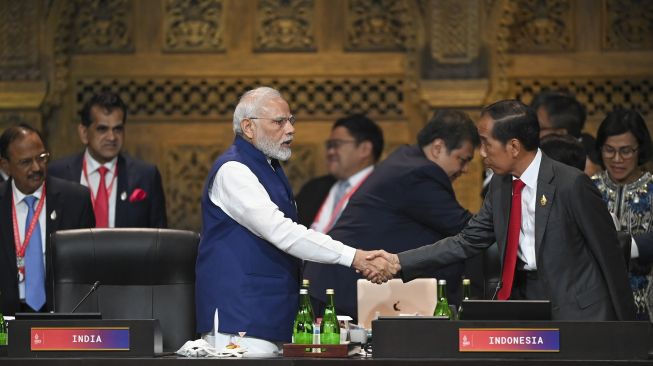 Presiden Joko Widodo (kanan) berjabat tangan dengan Perdana Menteri India Narendra Damodardas Modi (kiri) seusai serah terima palu kepemimpinan G20 pada penutupan KTT G20 Indonesia 2022 di Nusa Dua, Bali, Rabu (16/11/2022). [ANTARA FOTO/Media Center G20 Indonesia/M Risyal Hidayat/nym].