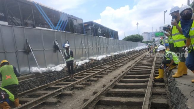 Pekerja menemukan rangkaian rel trem bersejarah saat konstruksi MRT Jakarta Fase 2 CP202 Harmoni-Mangga Besar. (Saura.com/Fakhri Fuadi)