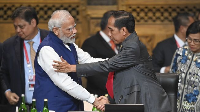 Presiden Joko Widodo (kanan) berjabat tangan dengan Perdana Menteri India Narendra Damodardas Modi (kiri) seusai serah terima palu kepemimpinan G20 pada penutupan KTT G20 Indonesia 2022 di Nusa Dua, Bali, Rabu (16/11/2022). [ANTARA FOTO/Media Center G20 Indonesia/M Risyal Hidayat/nym].