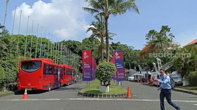 Bus listrik Damri yang terparkir di kawasan Bali International Convention Centre (BICC), Westin,Resort, Nusa Dua, Bali, Rabu (16/11/2022). Sebagai ilustrasi [Suara.com / Eviera Paramita Sandi] 