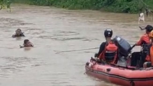 Mandi Bareng Istri, Kakek di Tangerang Tenggelam di Sungai Cimanceuri