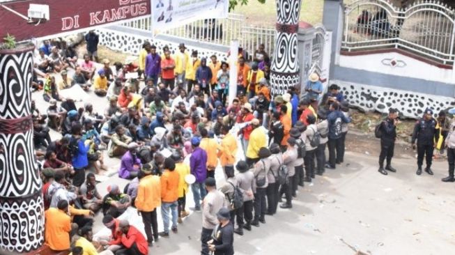 Tiga Polisi Terluka Saat Demo Ricuh di Kampus Universitas Cenderawasih Jayapura