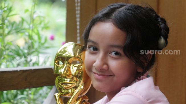  Widuri Putri Sasono, anak kedua pasangan Dwi Sasono dan Widi Mulia menunjukan piala IMMA Awards 2022 di Jakarta, Kamis (17/11). [Suara.com/Oke Atmaja]