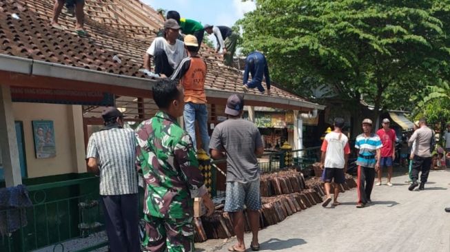 Ikuti Kegiatan Belajar di Kelas, Siswa-siswi SD Muhammadiyah Blembem di Gunungkidul Tertimpa Atap Ambruk