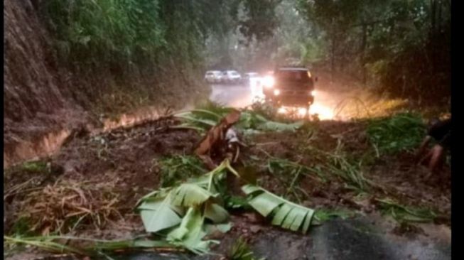 Bencana Alam di Jalan Poros Malino Gowa Akibatkan Mobil Terseret Longsor