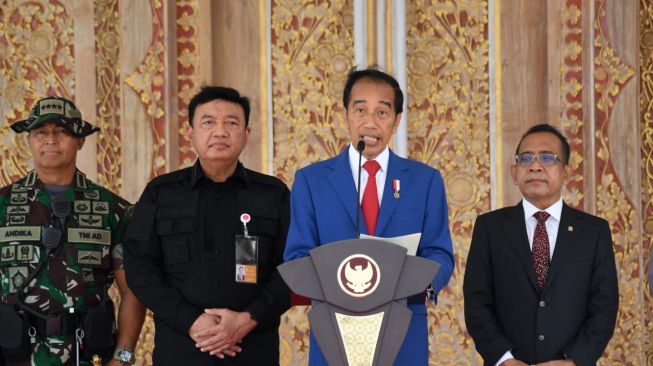 Presiden Joko Widodo atau Jokowi menyampaikan keterangan pers terkait keberangkatannya ke Bangkok, Thailand, Kamis (17/11/2022). (Lukas - Biro Pers Sekretariat Presiden)