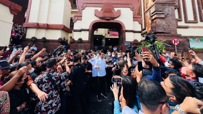 Presiden Joko Widodo atau Jokowi usai blusukan di Pasar Badung, Kabupaten Badung, Bali, Kamis (17/11/2022). (Foto: Laily Rachev - Biro Pers Sekretariat Presiden)