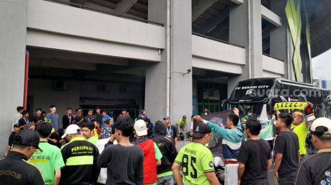 Puasa Gelar Puluhan Tahun, Kepulangan Tim Sepak Bola Kota Bekasi di Sambut Suporter