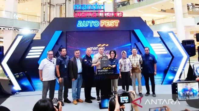 Jajaran direksi dari Mandiri Utama Finance (MUF) di MUF Auto Show di Mall Gandari City, Jakarta, Kamis (17/11/2022). (ANTARA/Chairul Rohman)