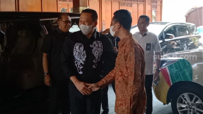 Wakil Ketum Partai Golkar Bambang Soesatyo saat bertemu Wali Kota Solo Gibran Rakabuming Raka. (Suara.com/Ari Welianto)
