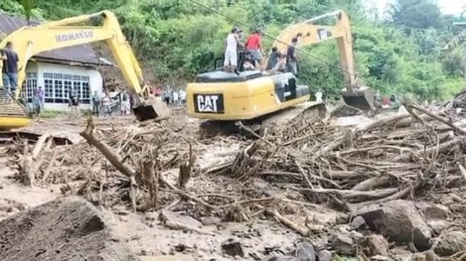 Tanah Longsor di Malino, Dinas PUTR Sulsel Lakukan Penanganan Darurat Pembukaan Akses