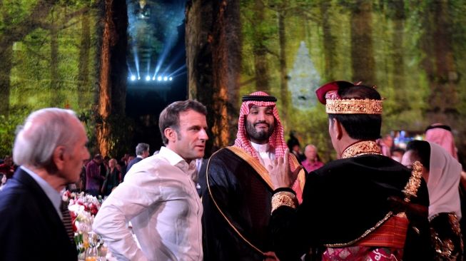 Presiden Joko Widodo (kanan) berbicara dengan Putera Mahkota Arab Saudi Muhammad bin Salman dan Presiden Prancis Emmanuel Macron di acara Gala Dinner G20 di kawasan Taman Budaya Garuda Wisnu Kencana (GWK), Badung, Bali, Selasa (15/11/2022). [Antara/Media Center G20 Indonesia/Fikri Yusuf]