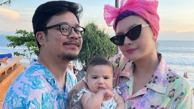 10 Potret Gemesin Baby Millie, Putri Derby Romero yang Wajahnya Kayak Anak Bule