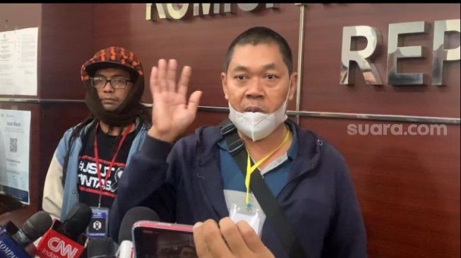 Wiyono, ayah Vera Puspita Ayu, korban meninggal Tragedi Kanjuruhan mendatangi kantor Komnas HAM, Jakarta, Kamis (17/11/2022). [Suara.com/Yaumal Asri Adi Hutasuhut]