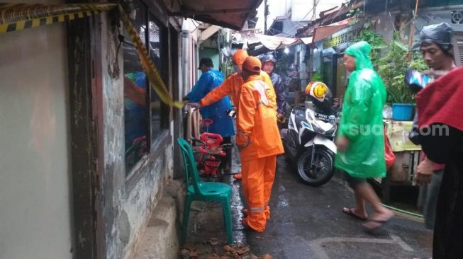 Imbas Hujan Deras, Atap Rumah Warga di Manggarai Roboh